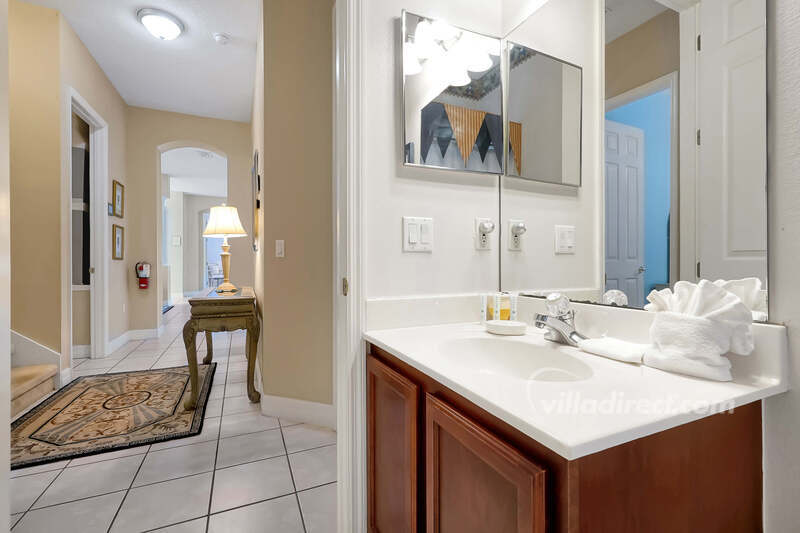 Family bathroom off hallway