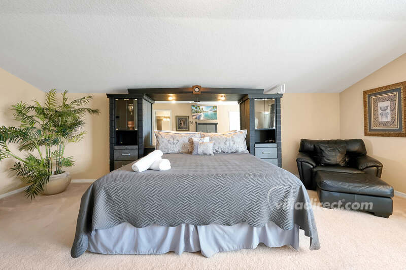 King bed in upstairs suite