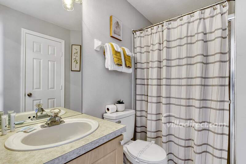 Bedroom 2 bathroom: tub