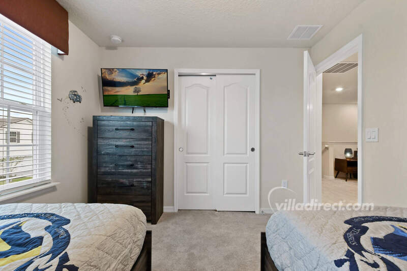 Bedroom 4: twin beds