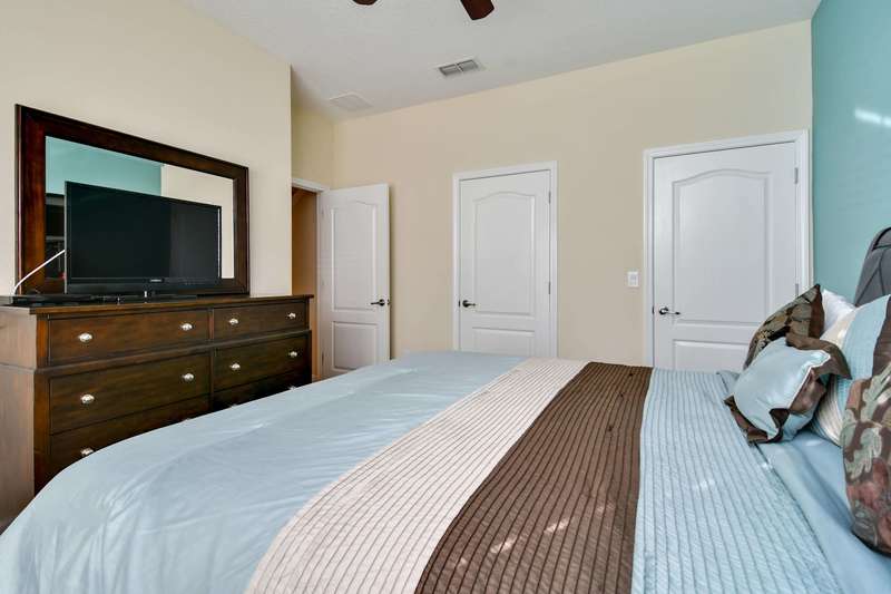 This bedroom offers the perfect place to come back to and relax after an action-packed day of fun with your loved ones at the theme parks and attractions of Orlando.