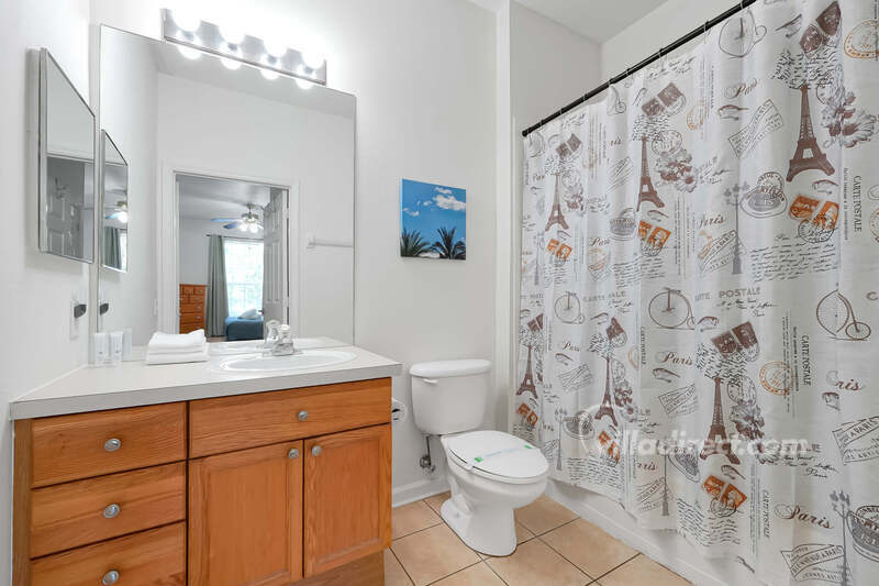 En-suite primary bathroom